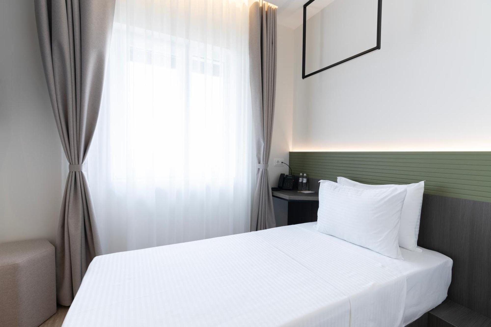 Star Hill Hotel Pristina Esterno foto